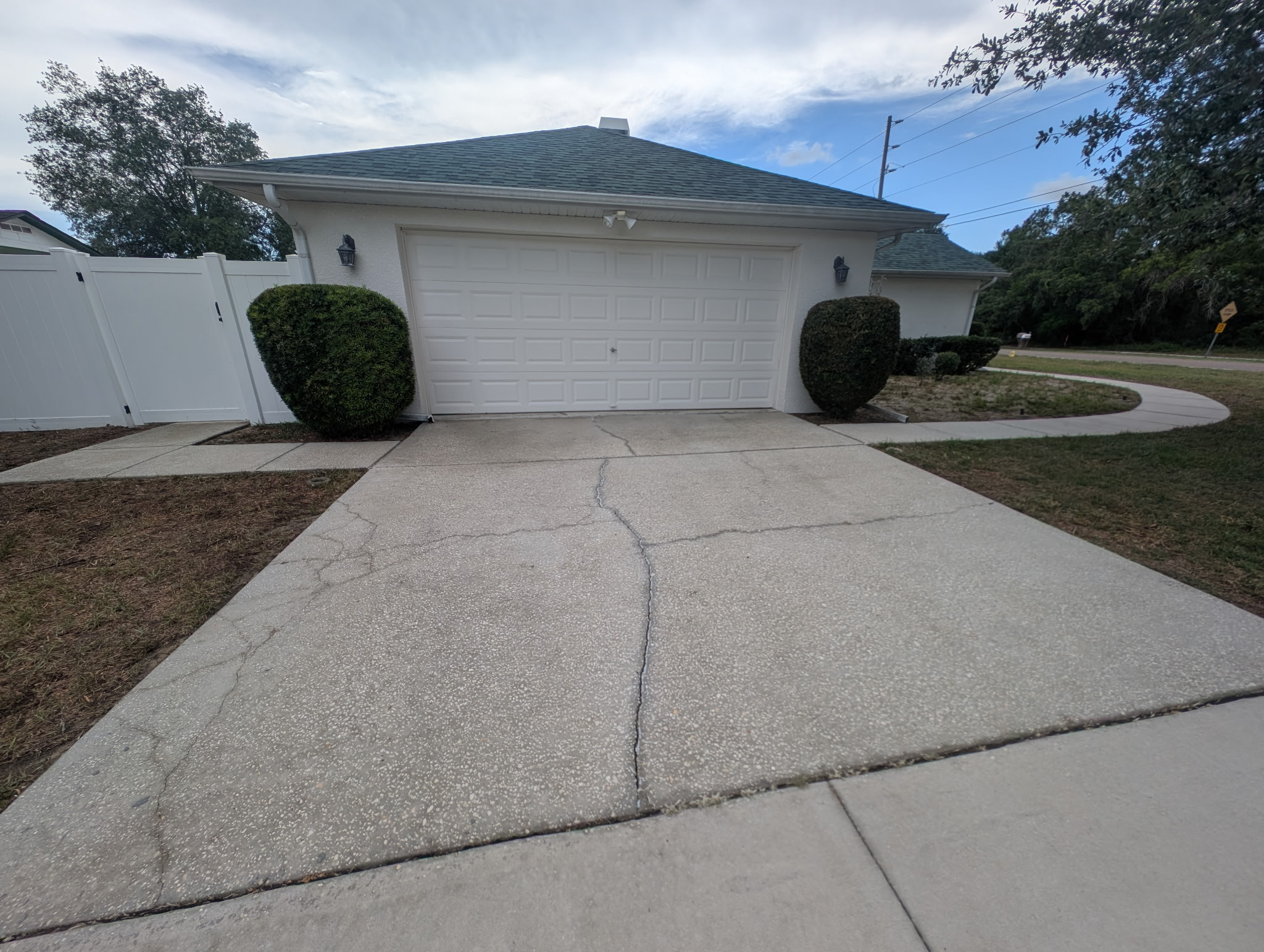 Freshly pressure-washed home and driveway in Spring Hill, Florida